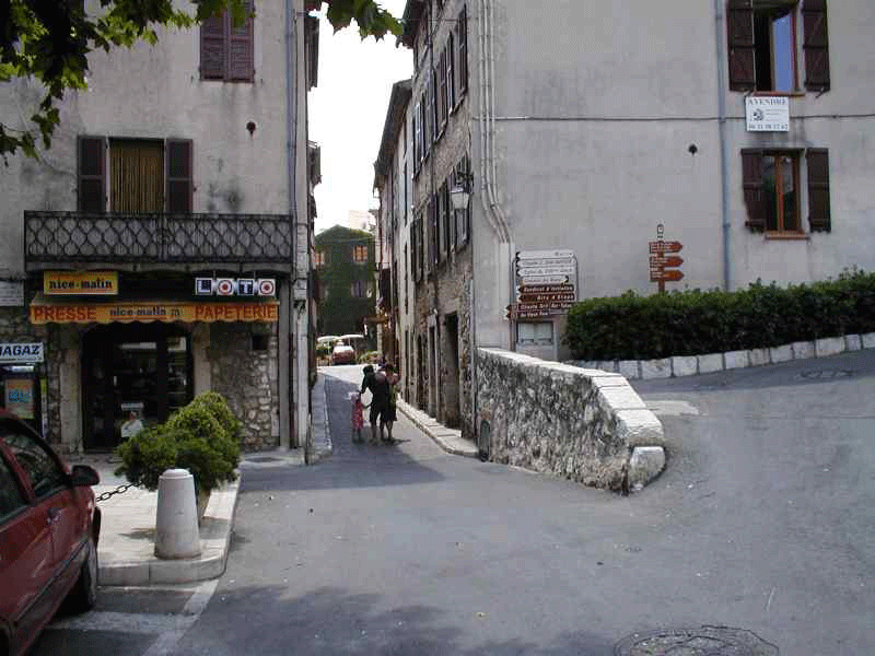 Rue à l'entrée du village